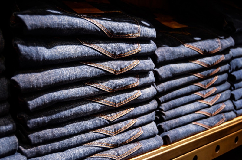 magasin-LA ROQUE EN PROVENCE-min_jeans_pants_blue_shop_shopping_shelf_exhibition_buy-940702